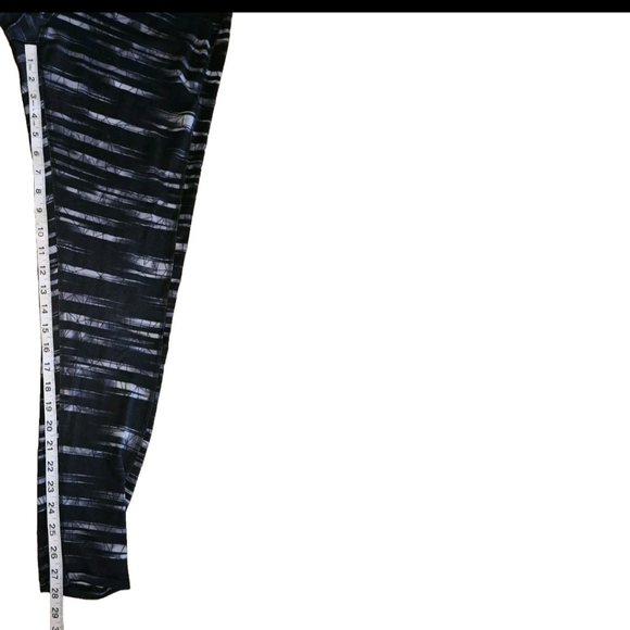 Elevate your activewear game with these Champion striped duadry XL leggings. - Picture 8 of 10
